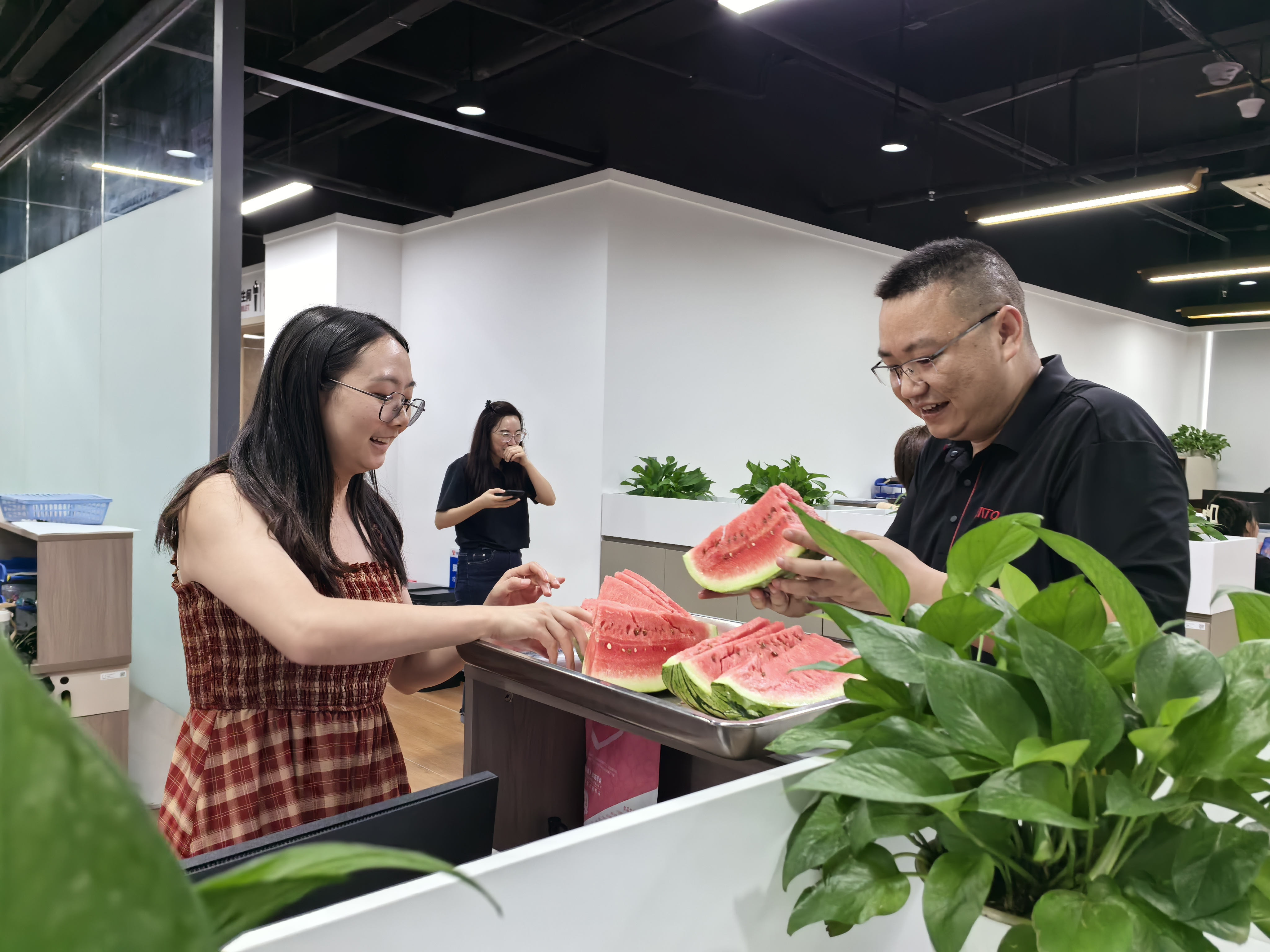 情系员工，，，，，，，，暑送清凉&mdash;&mdash;优德88官网网站集团开展高温慰问运动