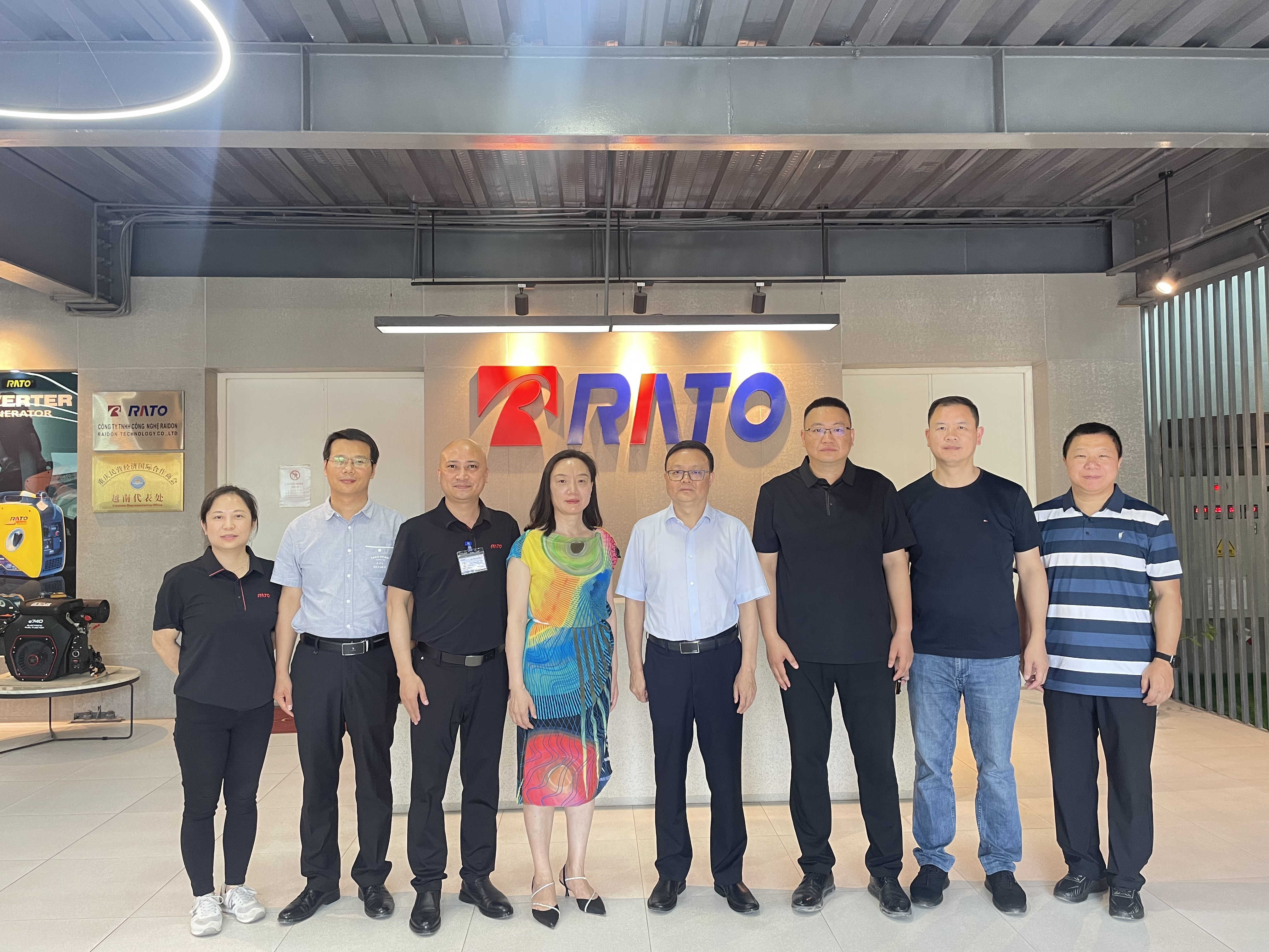 江津戋戋长唐雄师一行莅临越南润动科技调研指导