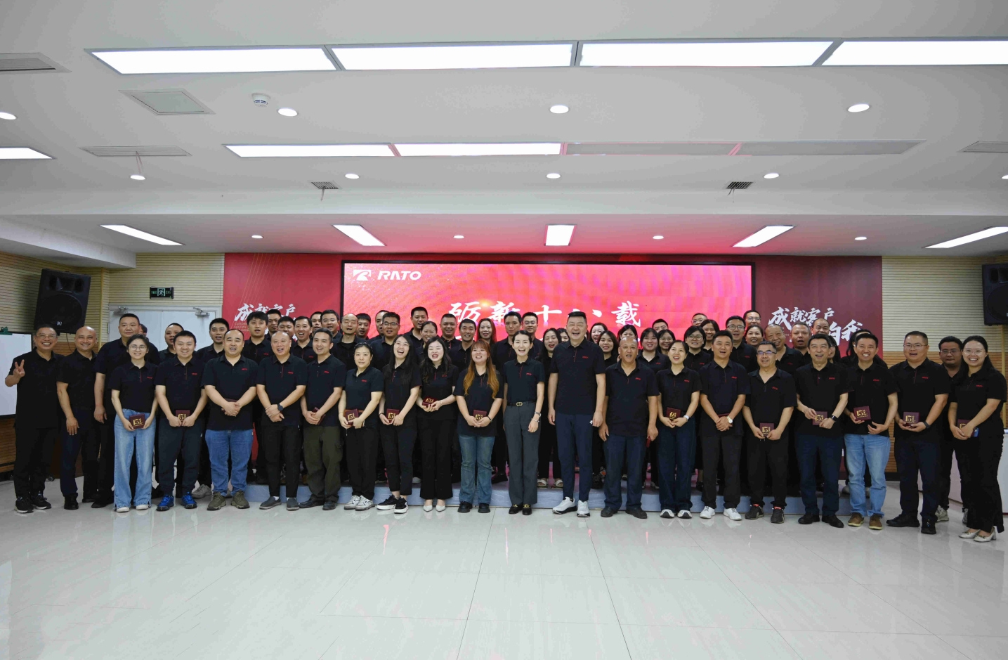 砺新十八载 同心启新程丨2025优德88官网网站集团入职10&15周年员工纪念奖章揭晓仪式圆满举行