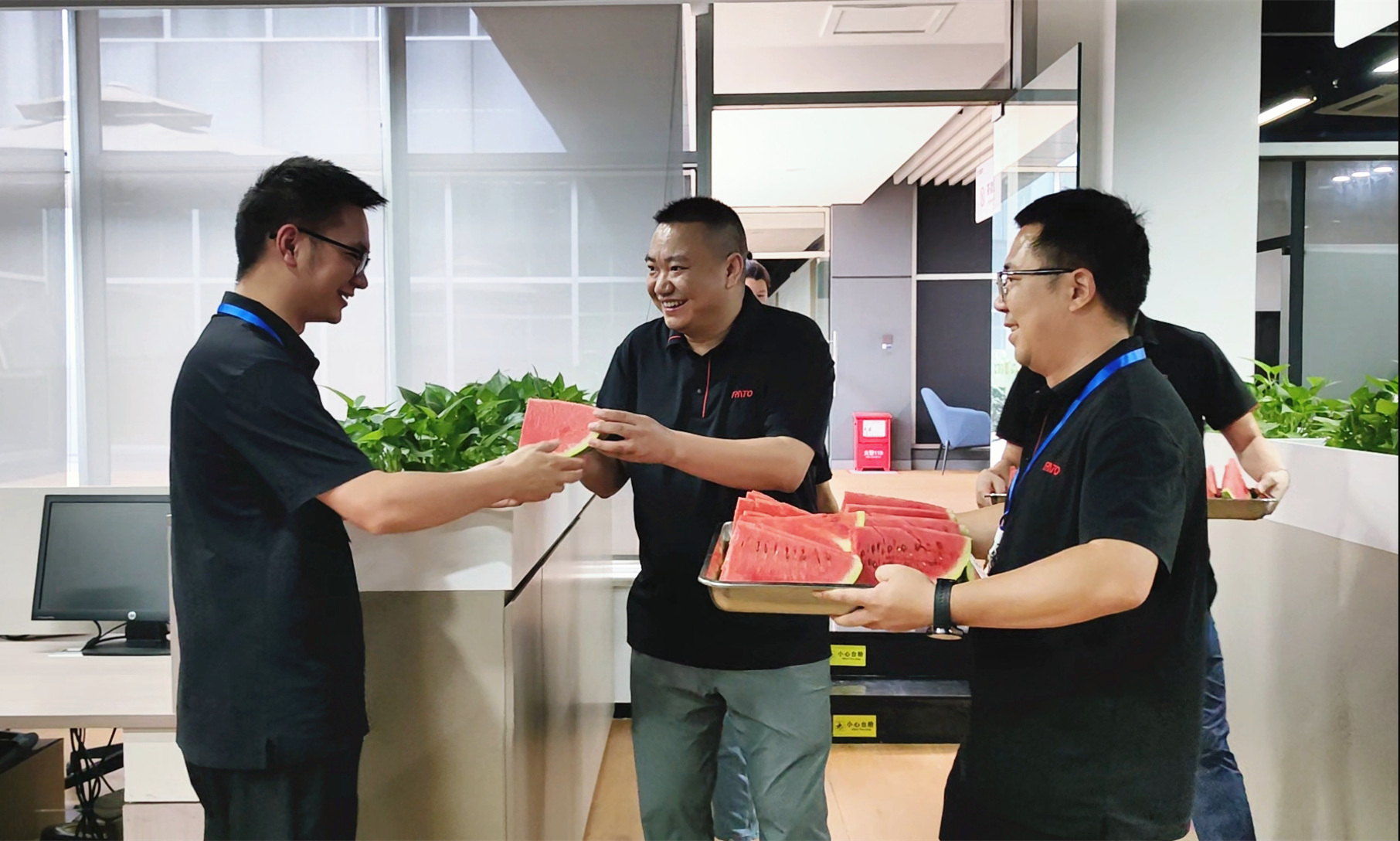 酷暑送清凉，，，，，，，，优德88官网网站护安康 &mdash;&mdash; 优德88官网网站集团开展夏日高温慰问运动